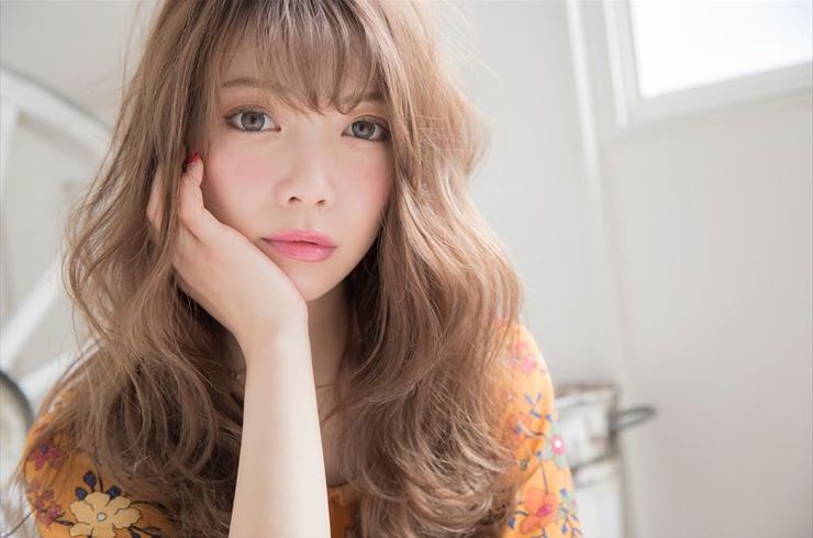 綺麗な髪色の女性