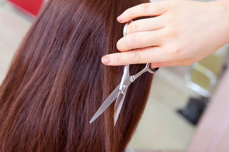 髪をカットする手